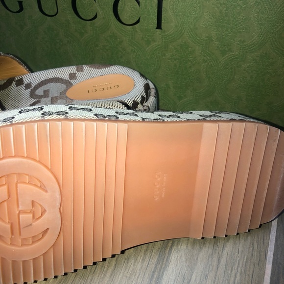 GUCCI WOMEN'S PLATFORM SLIDE never been worn. Brand new, only been tried on. - Picture 4 of 10